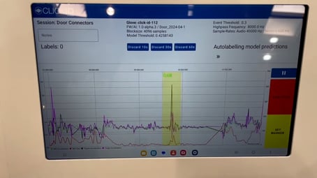 Das Foto zeigt das ClickID - Dashboard mit einer fortlaufenden Zeitleiste und den Sensordaten. Die erkannten Clicks werden über die aiXbrain KI-Modelle erkannt und signalisiert.