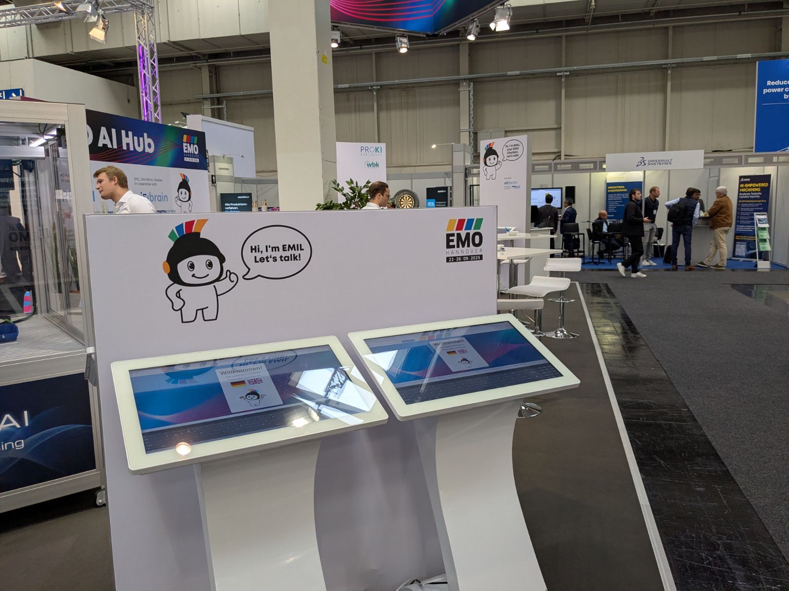 Zwei Terminals zur Kontaktaufnahme mit Emil