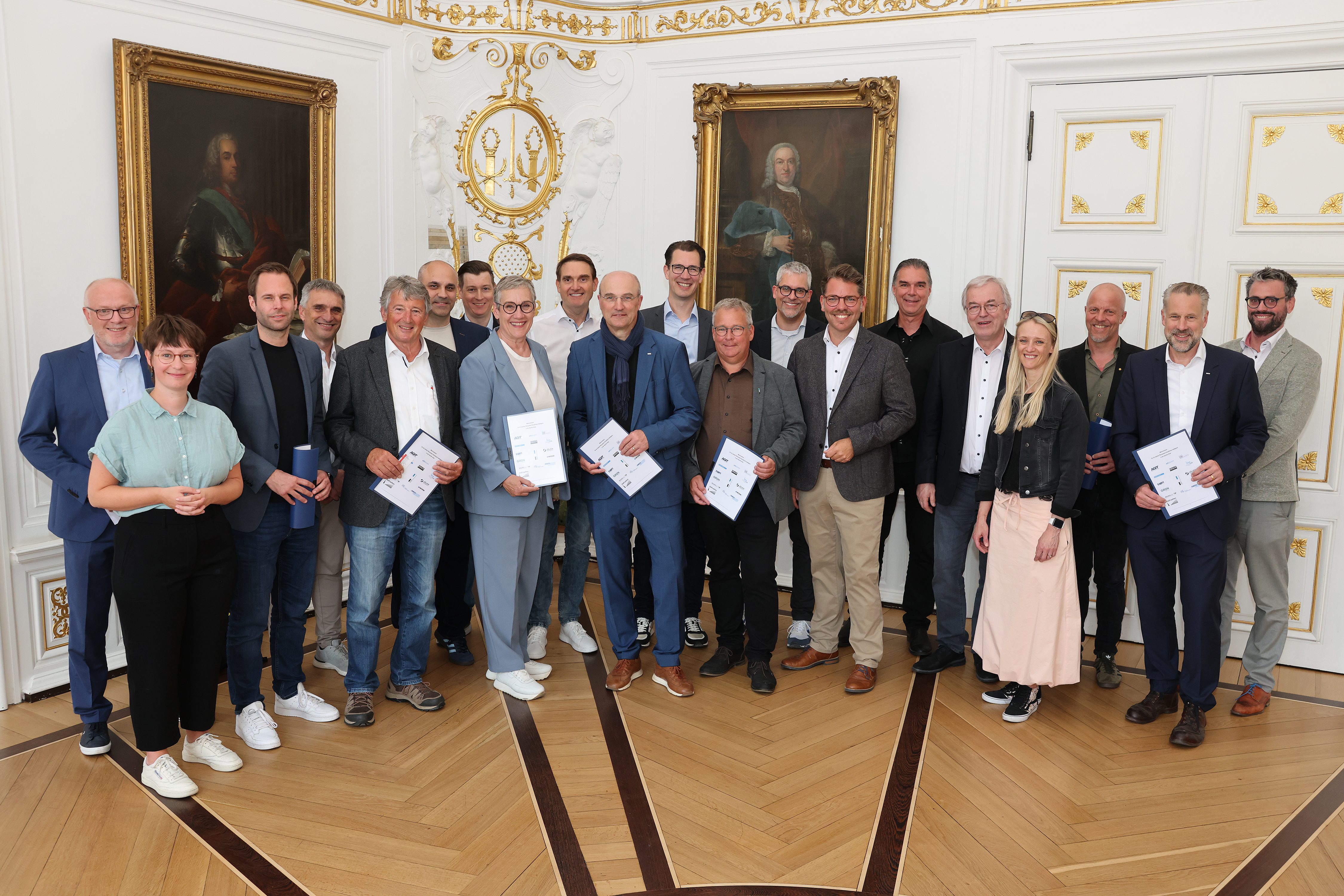 Die Teilnehmer bei der Unterzeichnungsveranstaltung im Aachener Rathaus (Foto: Andreas Steindl)