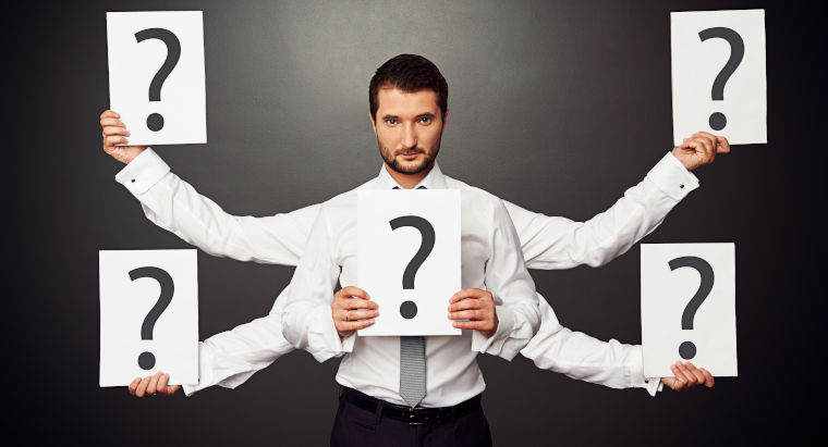 Geschäftsmann mit 5 Armen, die jeweils 1 Karte mit einem Fragezeichen halten 