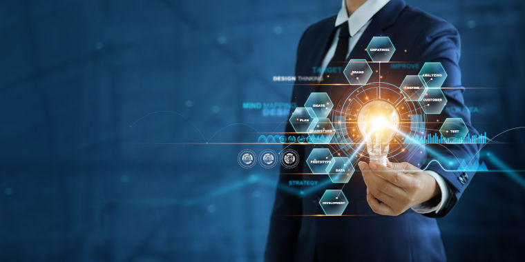 Geschäftsmann hält leuchtende Glühbirne in der linken Hand