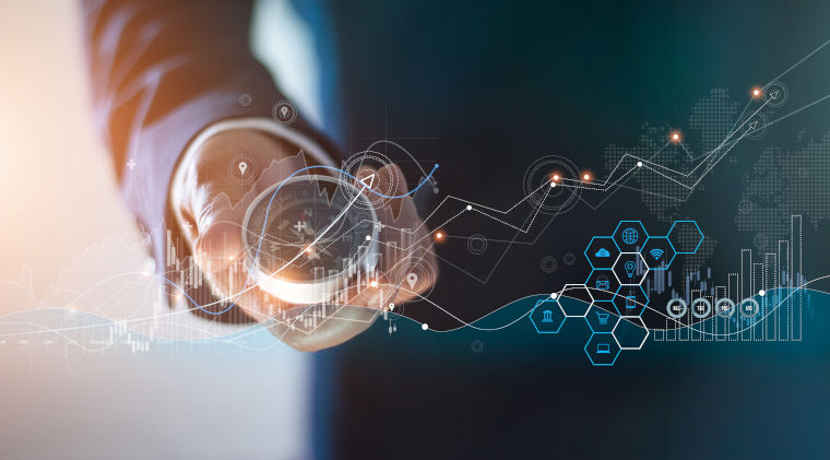 Geschäftsmann hält Kompass in der rechten Hand