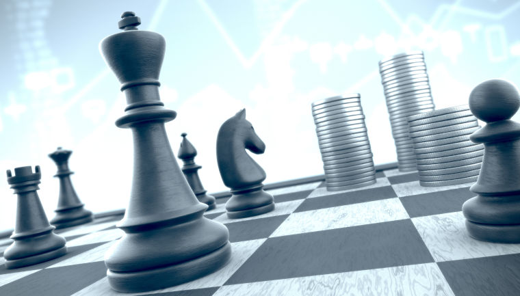 Schachbrett mit Spielfiguren und Chips, die symbolisch für Wertschöpfung mit KI als Folge einer fundierten Datenstrategie stehen