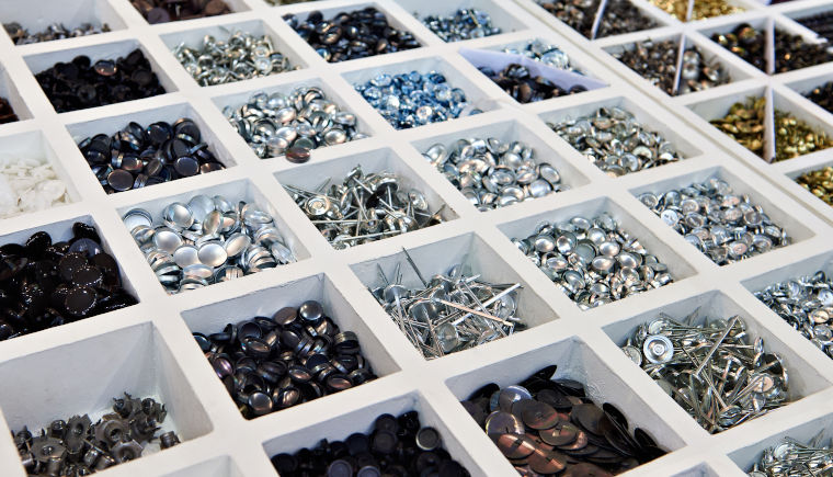 Kleine Mengen von Befestigungen und Beschläge für Möbel in Holzboxen